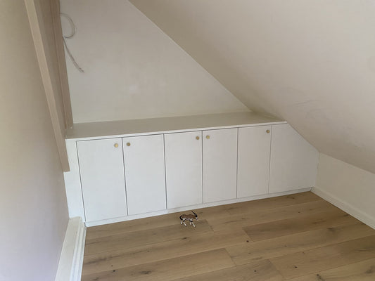 Meuble de rangement sous rampant pour chambre d'enfant