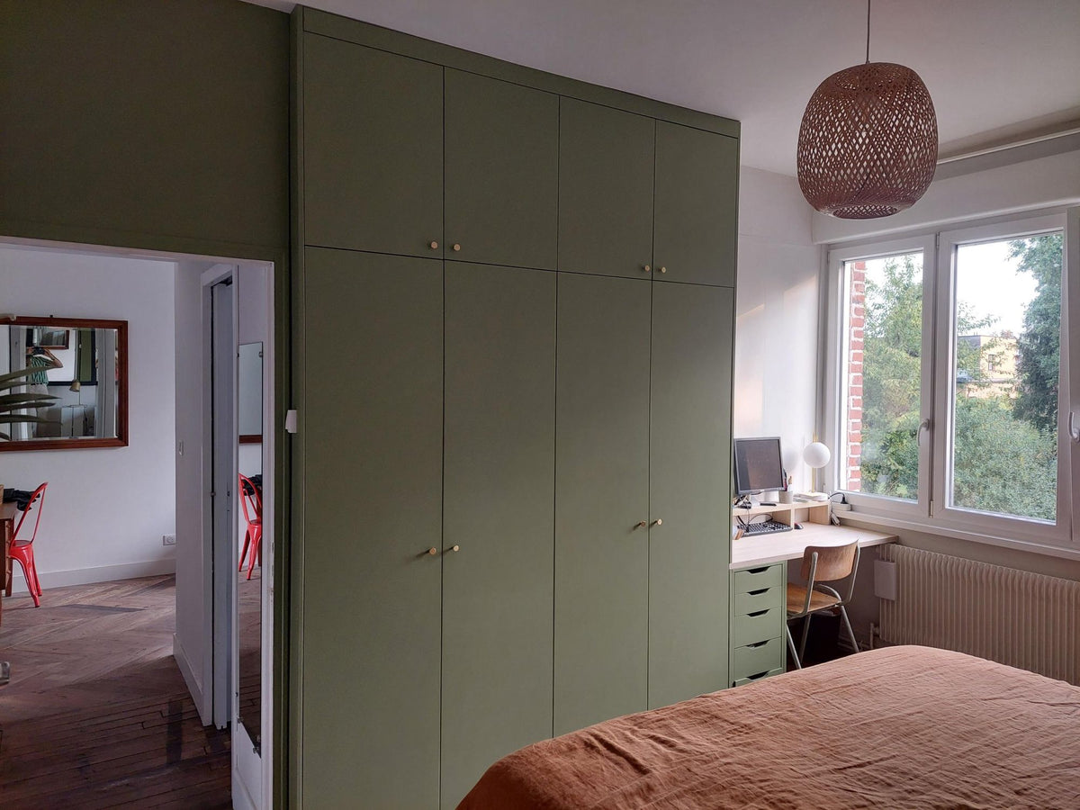 Dressing et bureau sur mesure dans une chambre