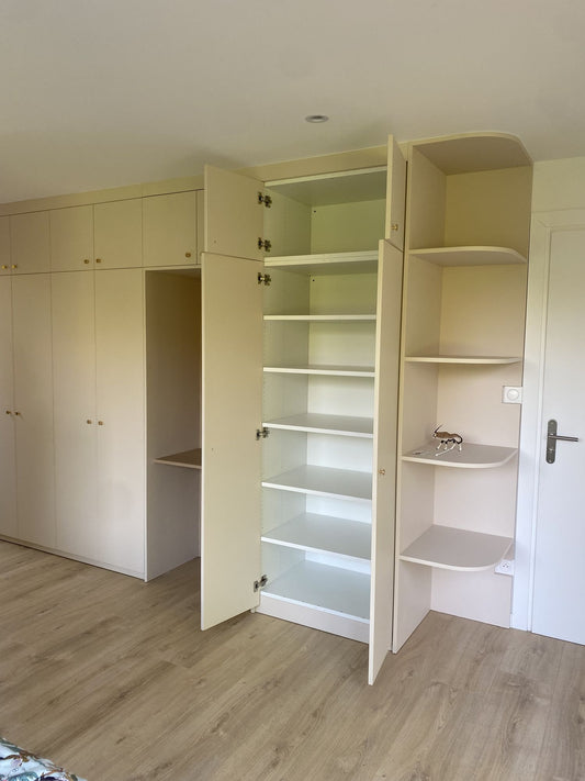 Dressing toute hauteur avec bureau intégré et étagère d'angle