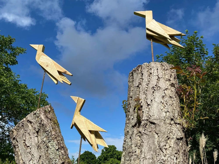 Détail des oiseaux en bois de L'Envol, création artistique sur mesure de Maxime Senlis