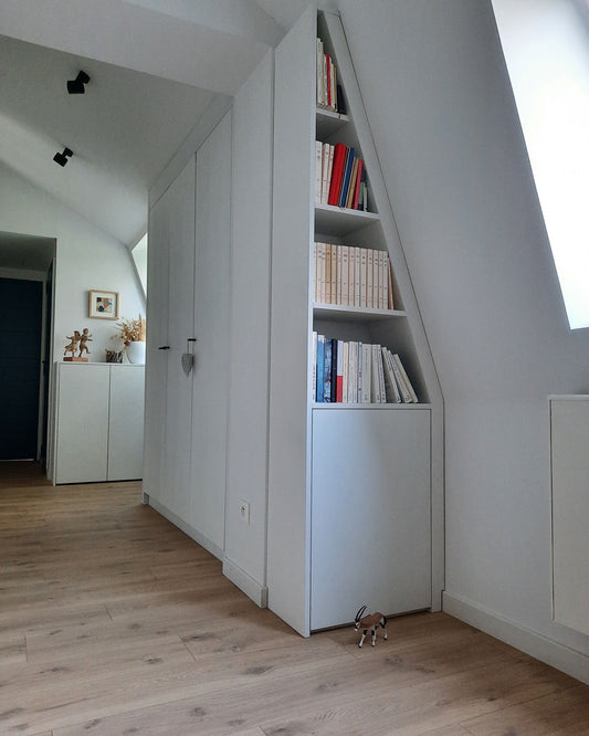 Aménagement de couloir sous rampant : placards et bibliothèque