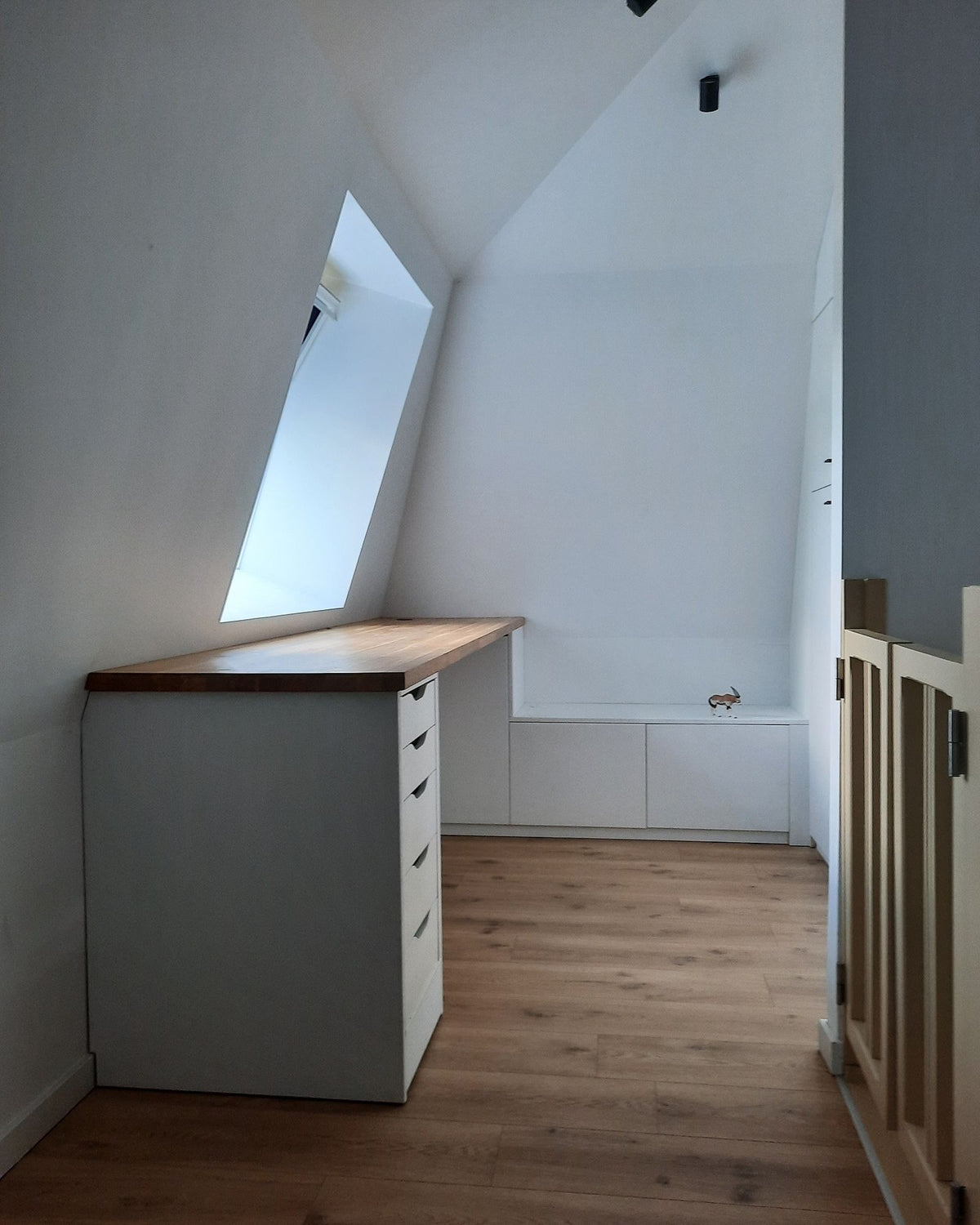 Aménagement de palier : bureau et armoire sur mesure