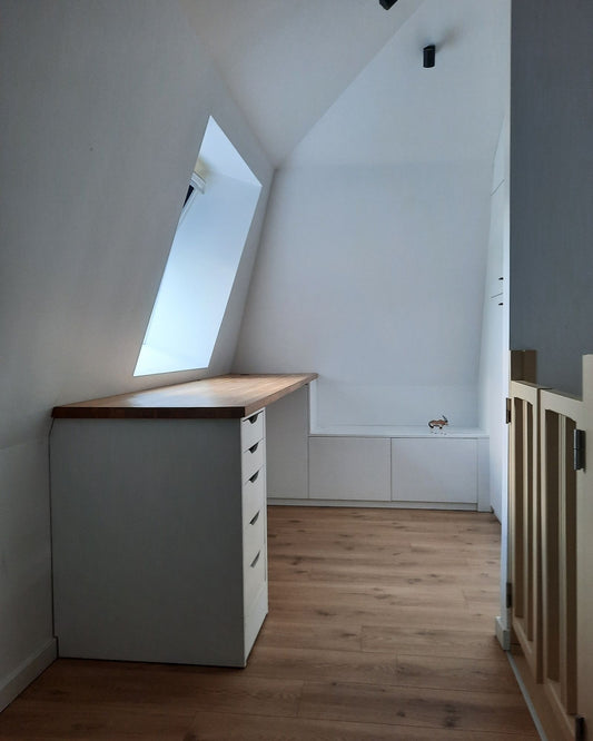 Aménagement de palier : bureau et armoire sur mesure