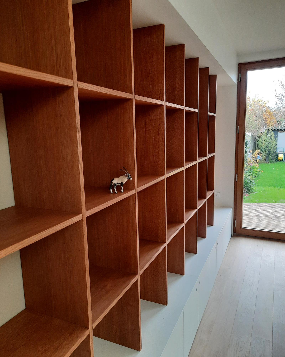 Bibliothèque murale sur mesure et banquette-rangement