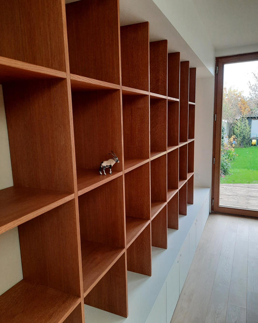 Bibliothèque murale sur mesure et banquette-rangement