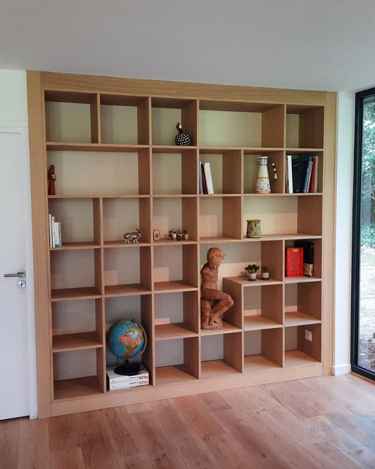 Bibliothèque encastrée sur mesure en chêne, du sol au plafond