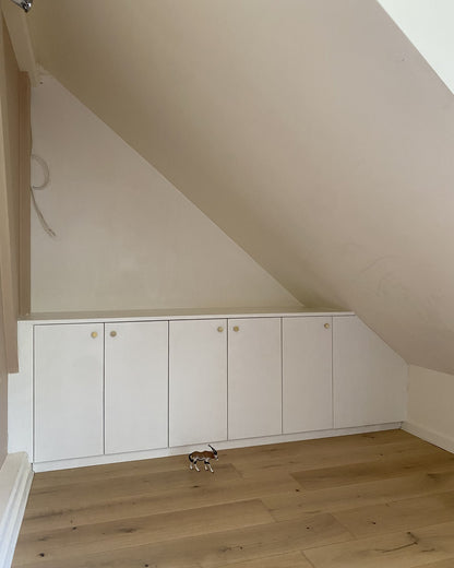 Meuble de rangement sous rampant pour chambre d'enfant