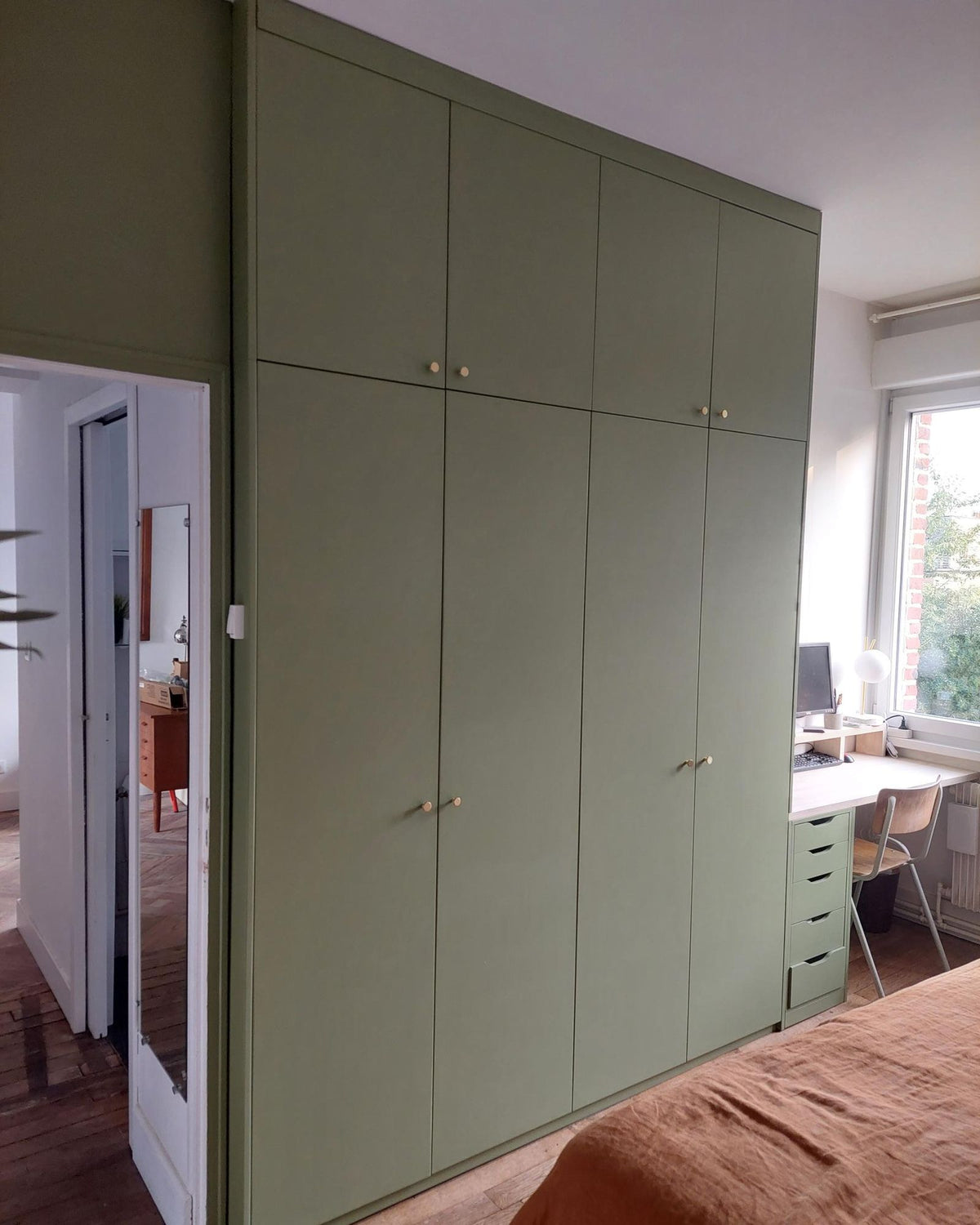 Dressing et bureau sur mesure dans une chambre