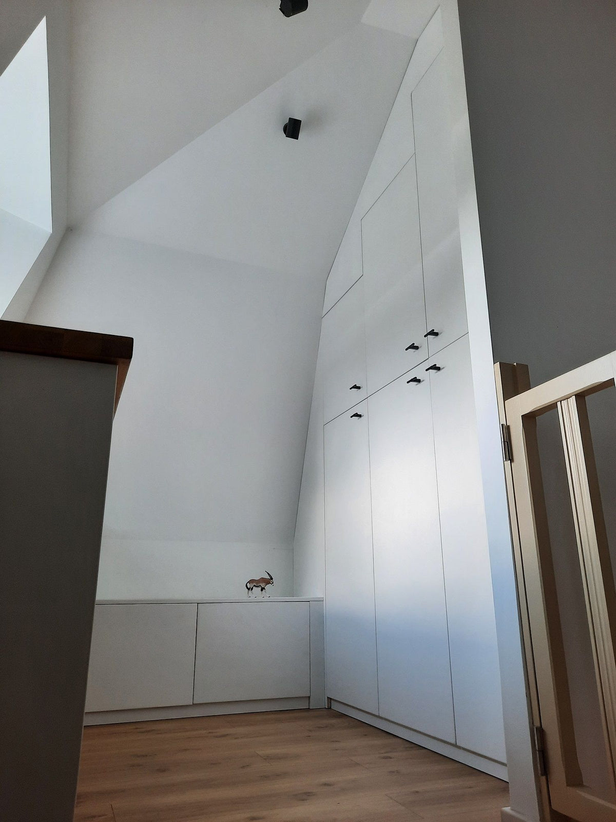 Aménagement de palier : bureau et armoire sur mesure