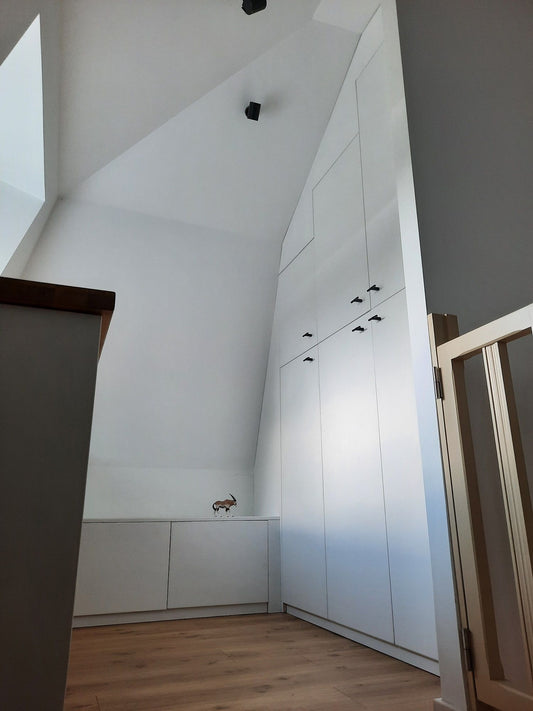 Aménagement de palier : bureau et armoire sur mesure