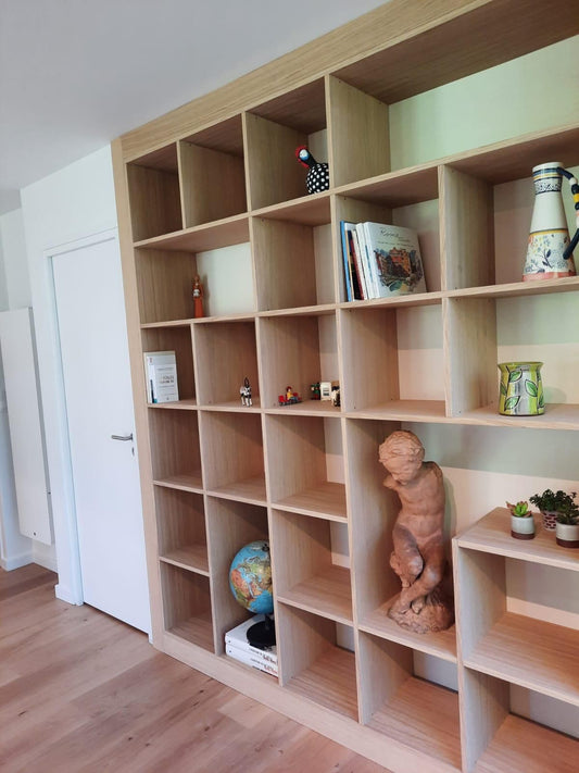 Bibliothèque encastrée sur mesure en chêne, du sol au plafond