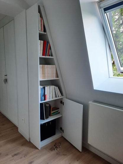 Aménagement de couloir sous rampant : placards et bibliothèque