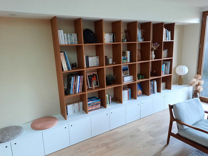 Bibliothèque murale sur mesure et banquette-rangement
