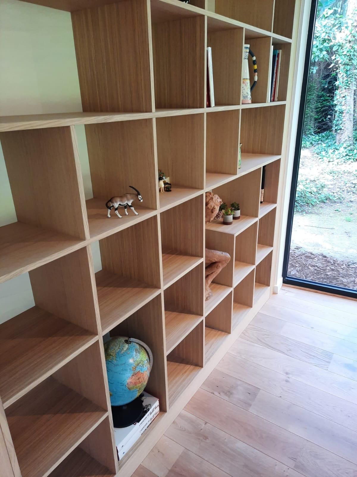Bibliothèque encastrée sur mesure en chêne, du sol au plafond