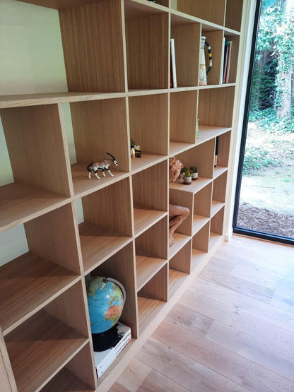 Bibliothèque encastrée sur mesure en chêne, du sol au plafond