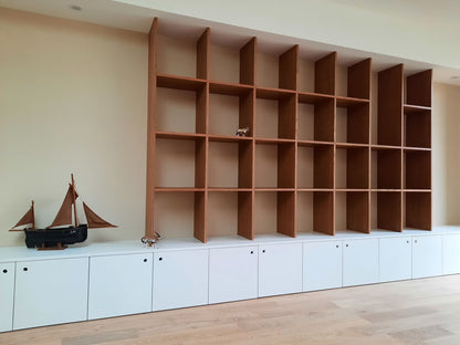 Bibliothèque murale sur mesure et banquette-rangement