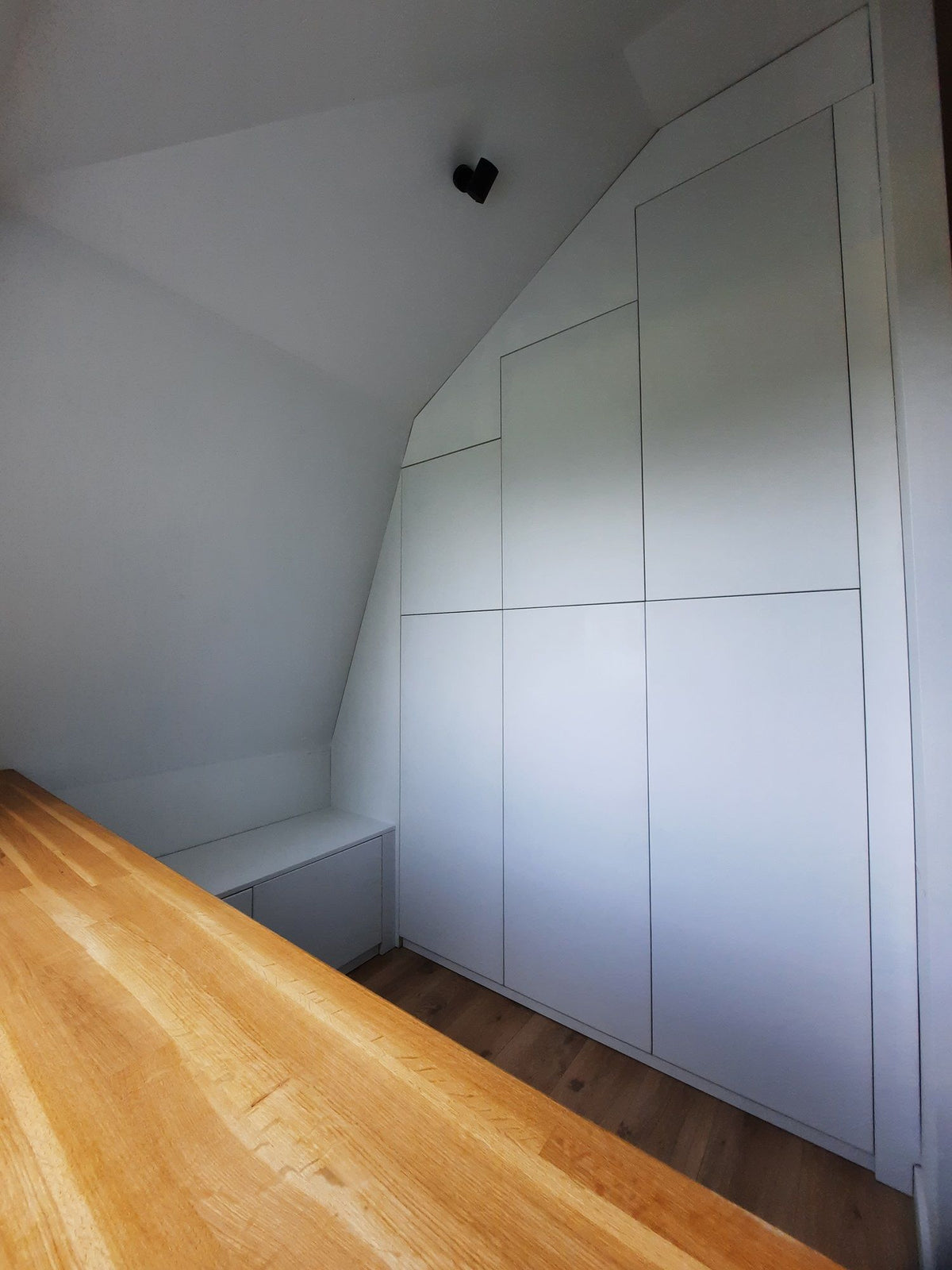 Aménagement de palier : bureau et armoire sur mesure