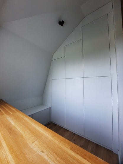 Aménagement de palier : bureau et armoire sur mesure