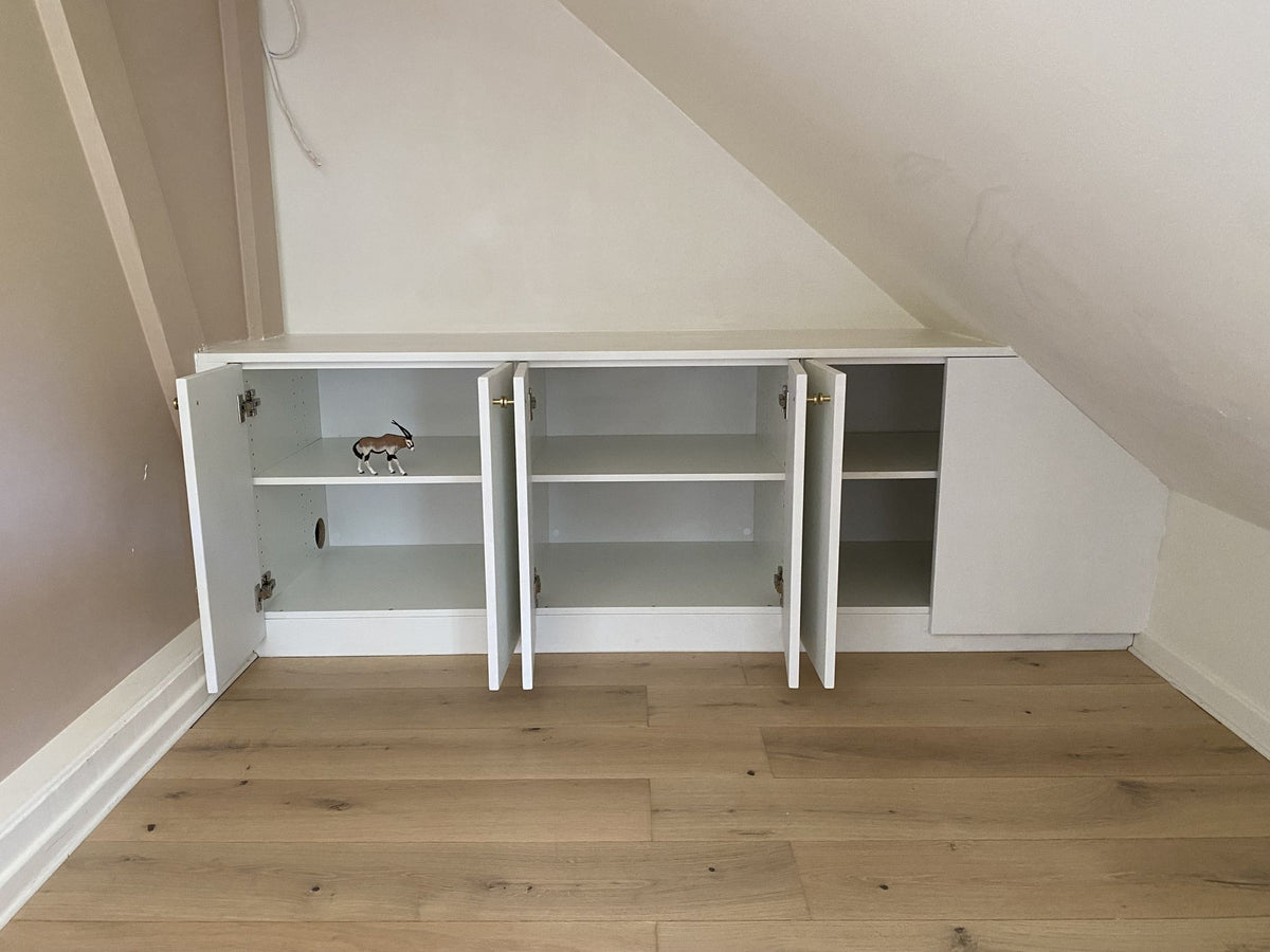 Meuble de rangement sous rampant pour chambre d'enfant