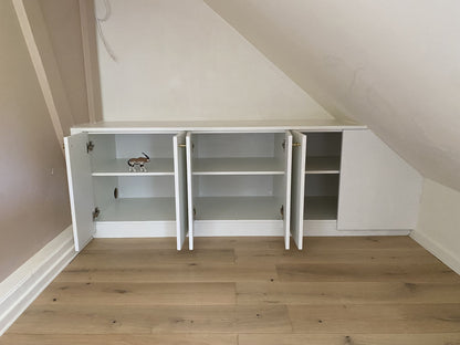 Meuble de rangement sous rampant pour chambre d'enfant