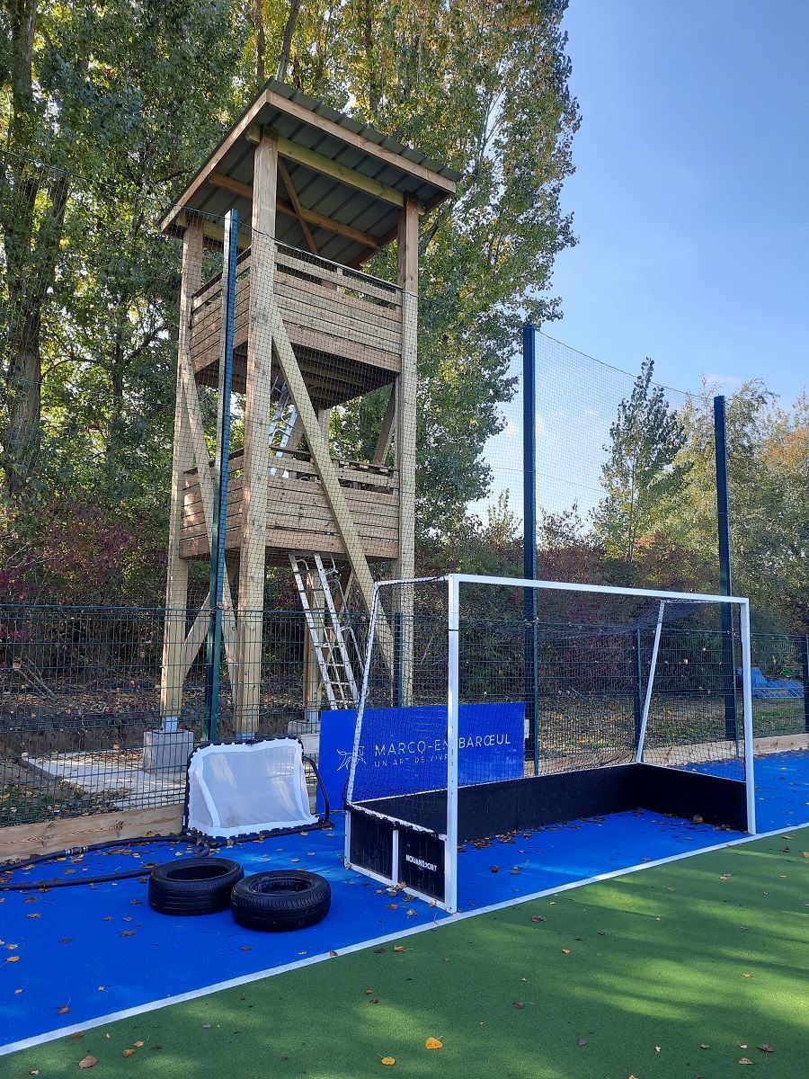 Tour vidéo en bois pour terrain de hockey