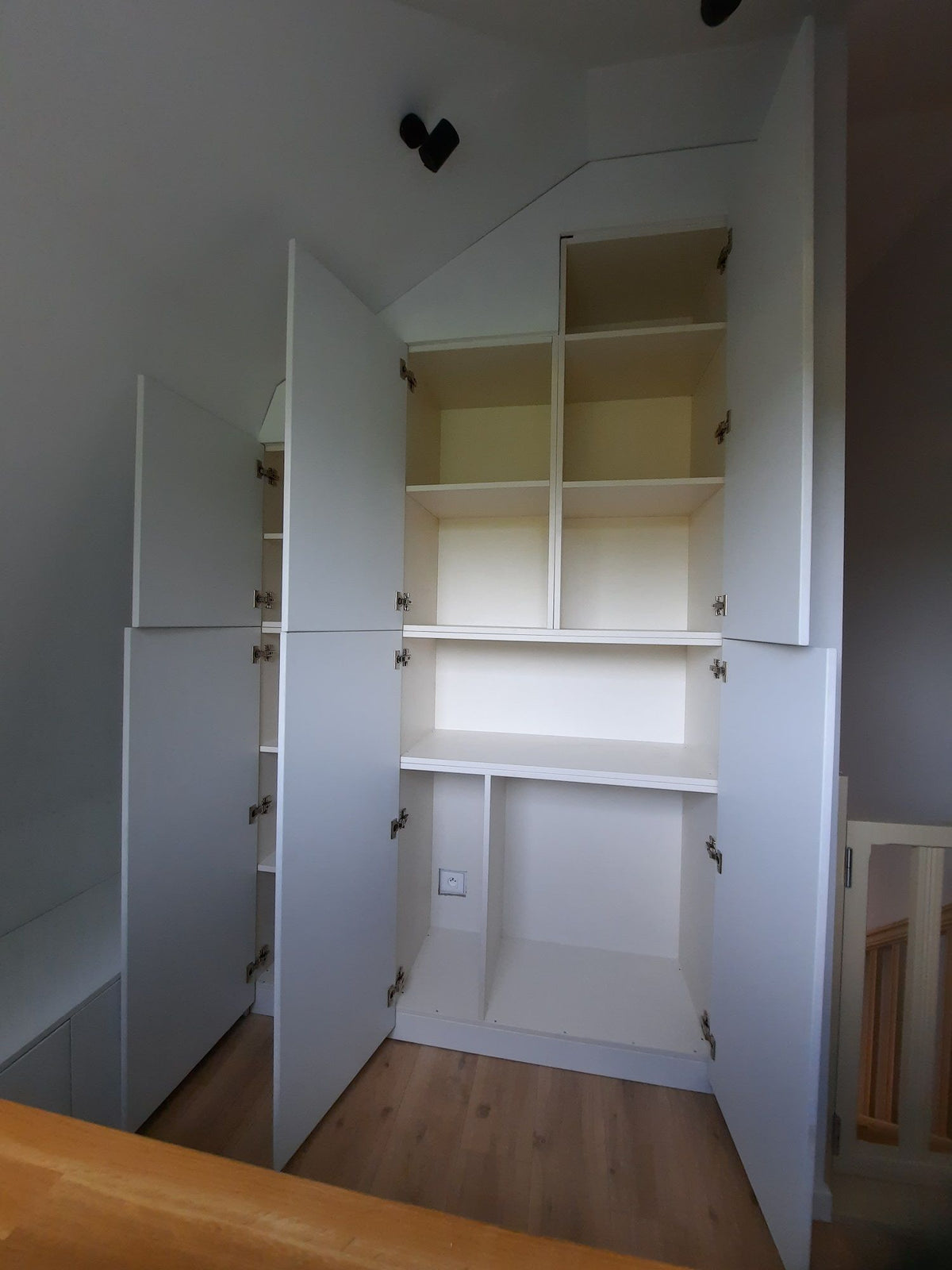 Aménagement de palier : bureau et armoire sur mesure