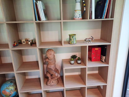 Bibliothèque encastrée sur mesure en chêne, du sol au plafond