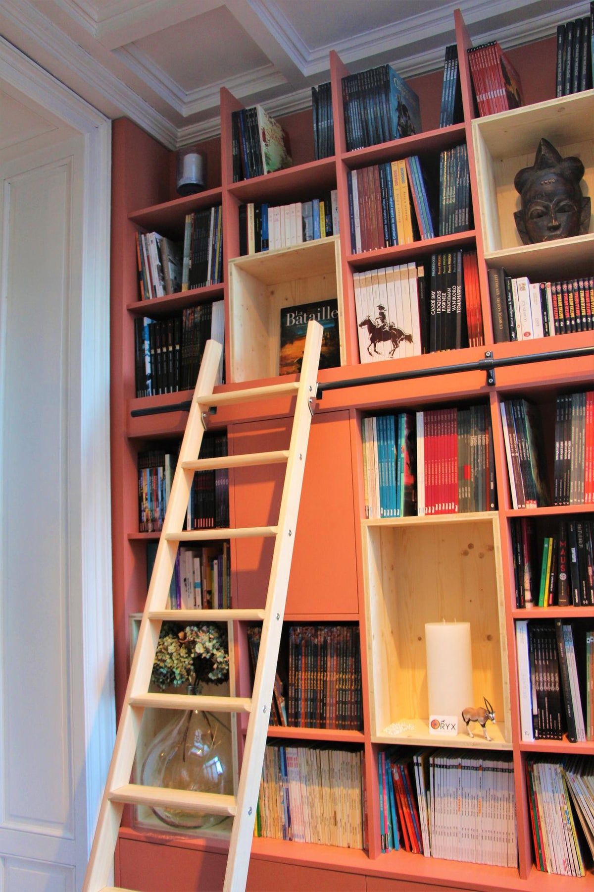 Bibliothèque sur mesure avec échelle coulissante
