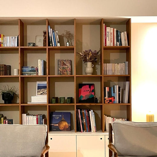 Bibliothèque murale sur mesure et banquette-rangement