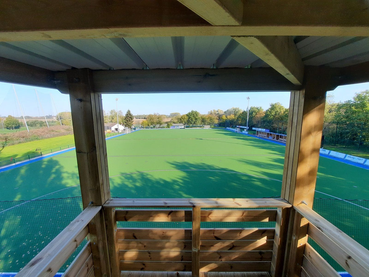 Tour vidéo en bois pour terrain de hockey