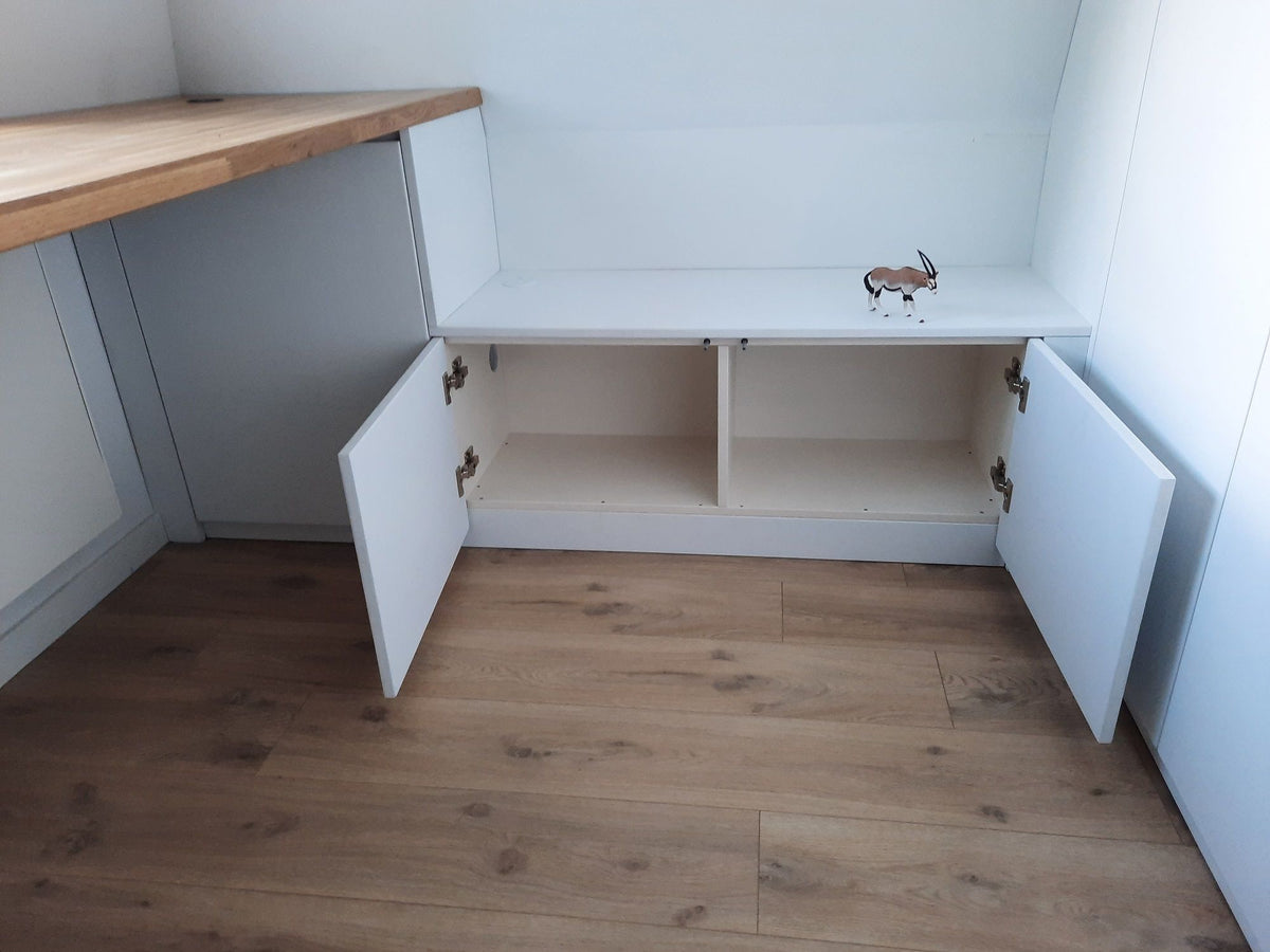Aménagement de palier : bureau et armoire sur mesure