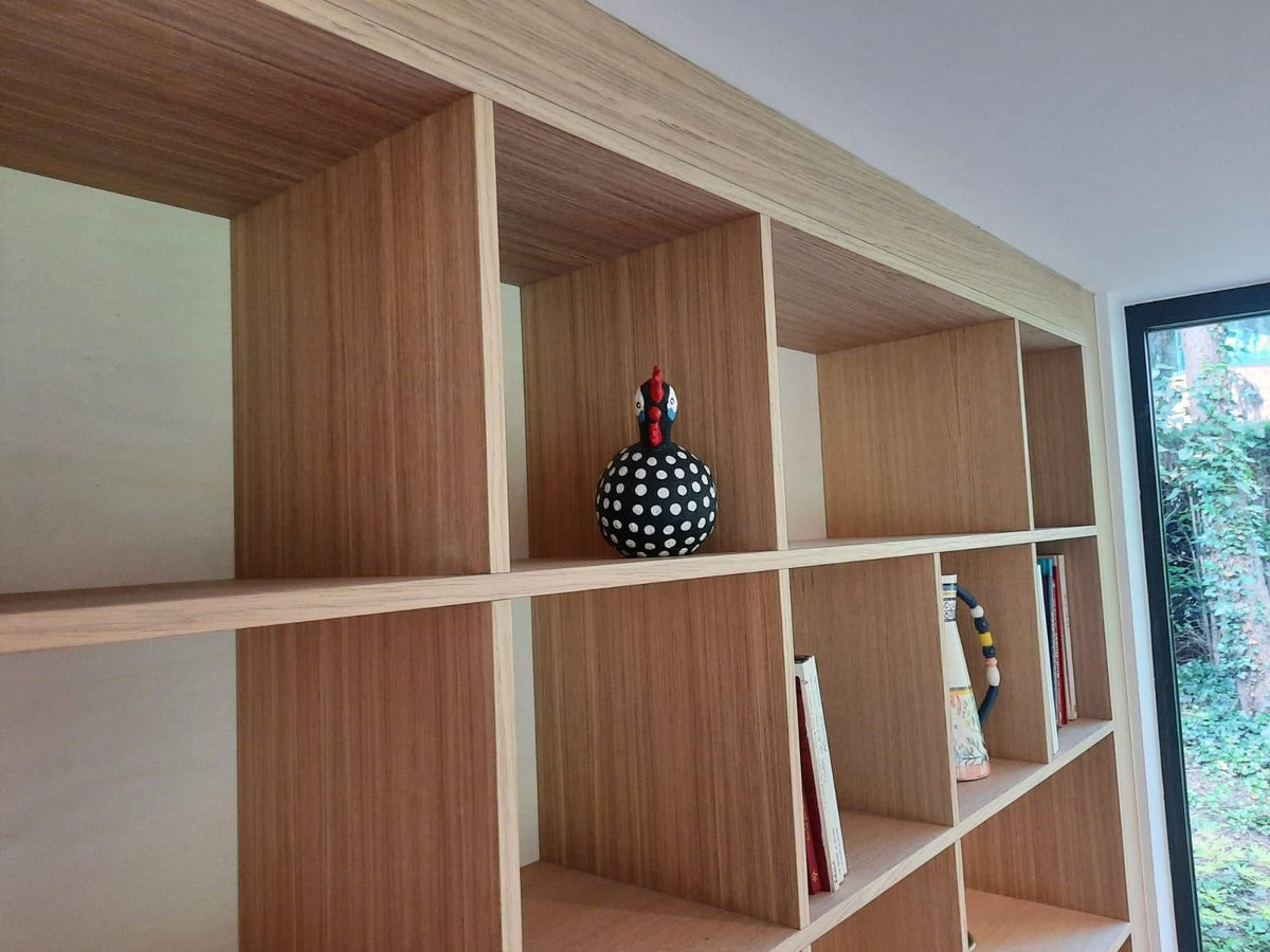 Bibliothèque encastrée sur mesure en chêne, du sol au plafond