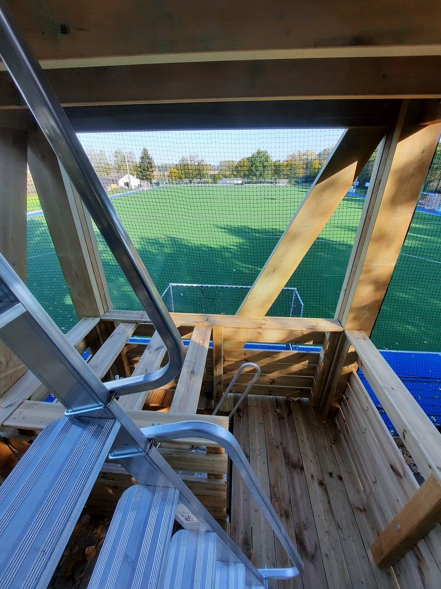 Tour vidéo en bois pour terrain de hockey