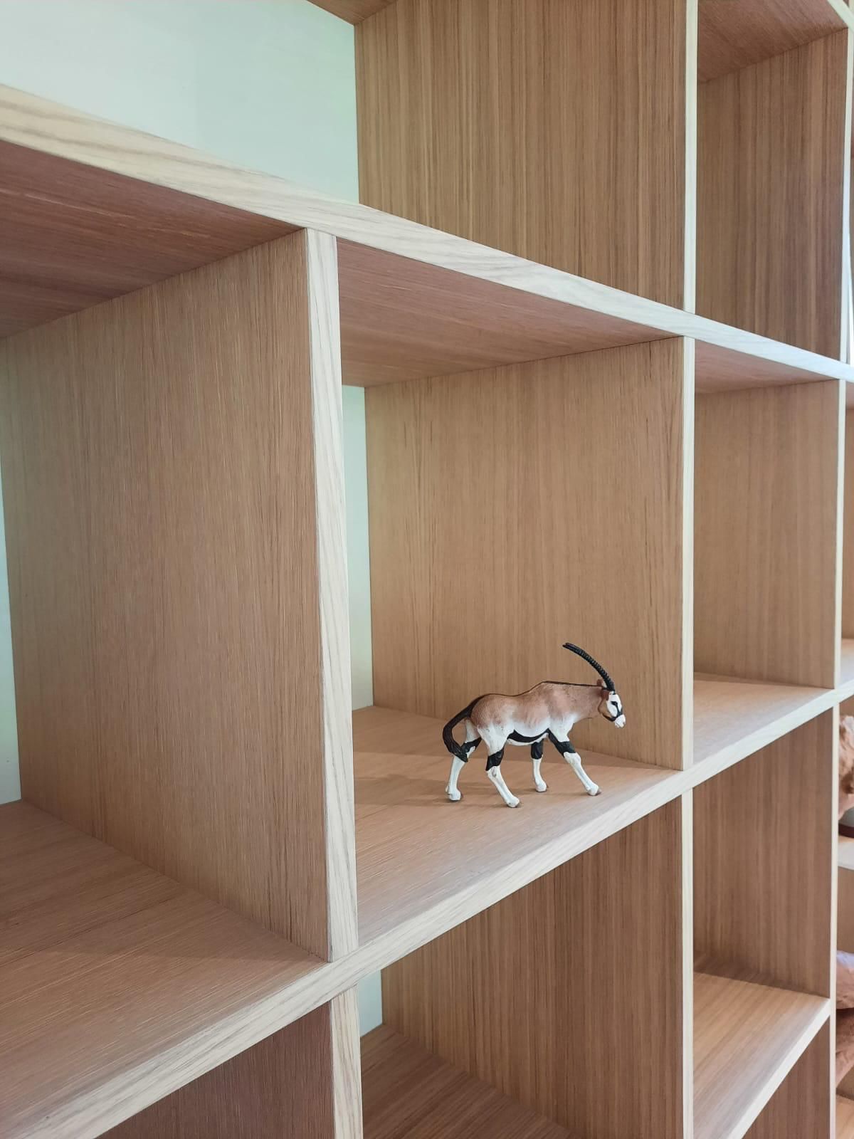 Bibliothèque encastrée sur mesure en chêne, du sol au plafond