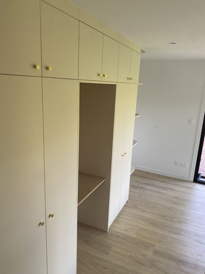 Dressing toute hauteur avec bureau intégré et étagère d'angle