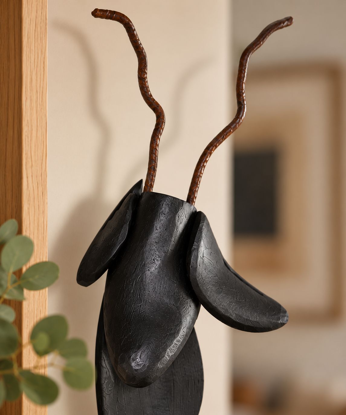 Sculpture d'antilope en bois noirci