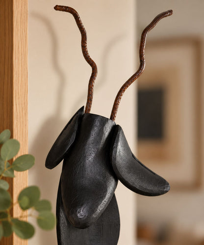 Sculpture d'antilope en bois noirci