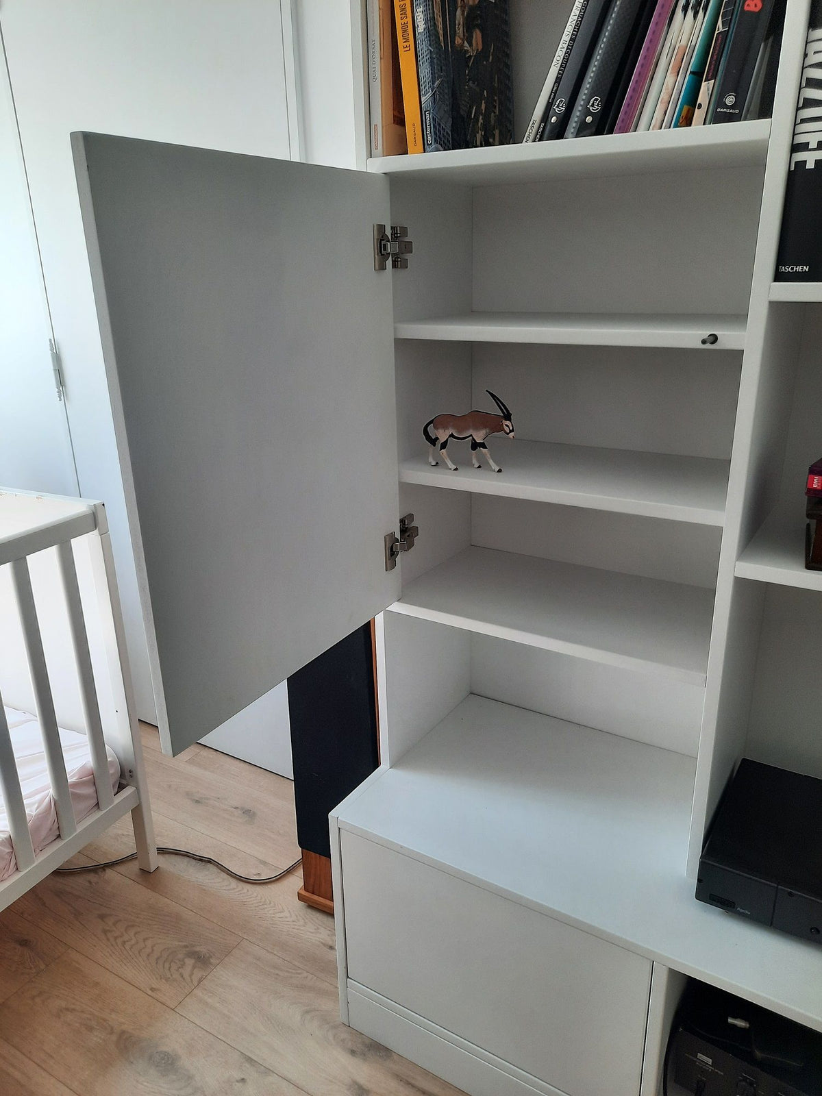 Bibliothèque et meuble hi-fi sur mesure pour pièce de musique