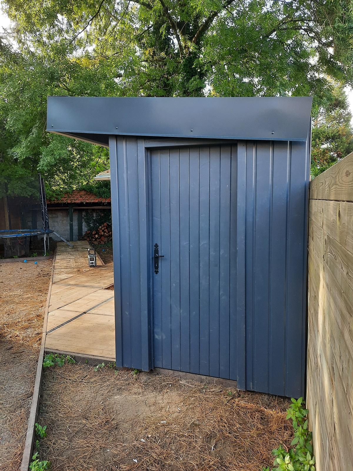 Abri de jardin en bois sur mesure à volet relevable