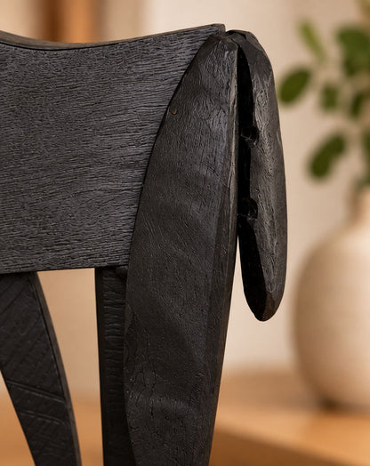 Sculpture d'antilope en bois noirci
