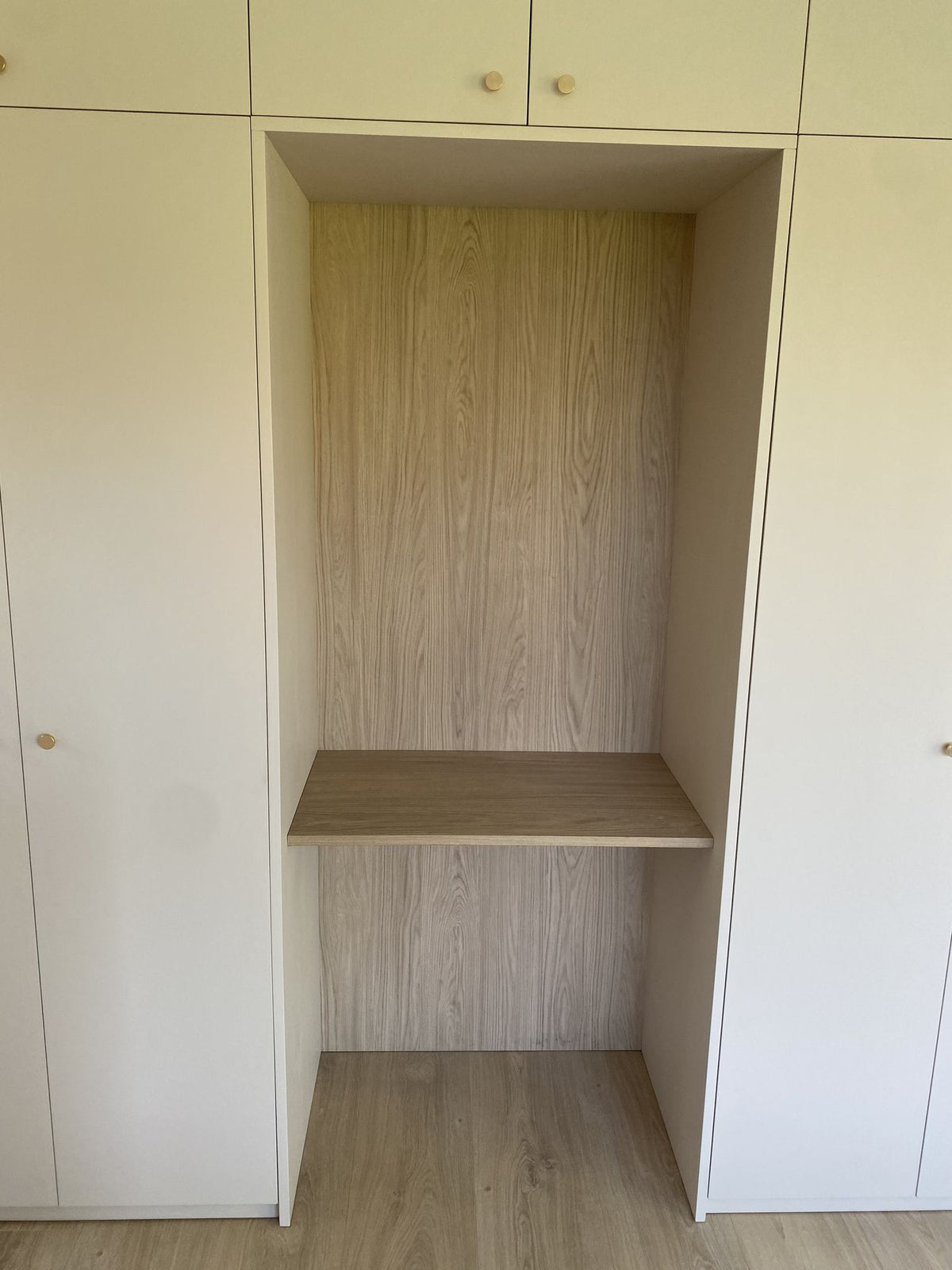 Dressing toute hauteur avec bureau intégré et étagère d'angle