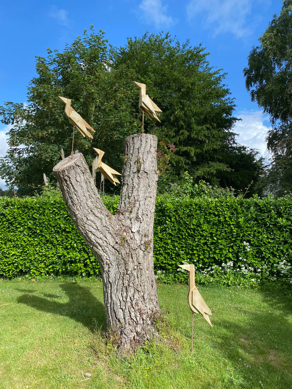 Création artistique sur mesure L'Envol imaginée pour habiller le tronc d'un arbre abattu