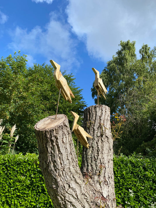 Oiseaux en bois de la création sur mesure L'Envol installés sur le tronc d'un arbre