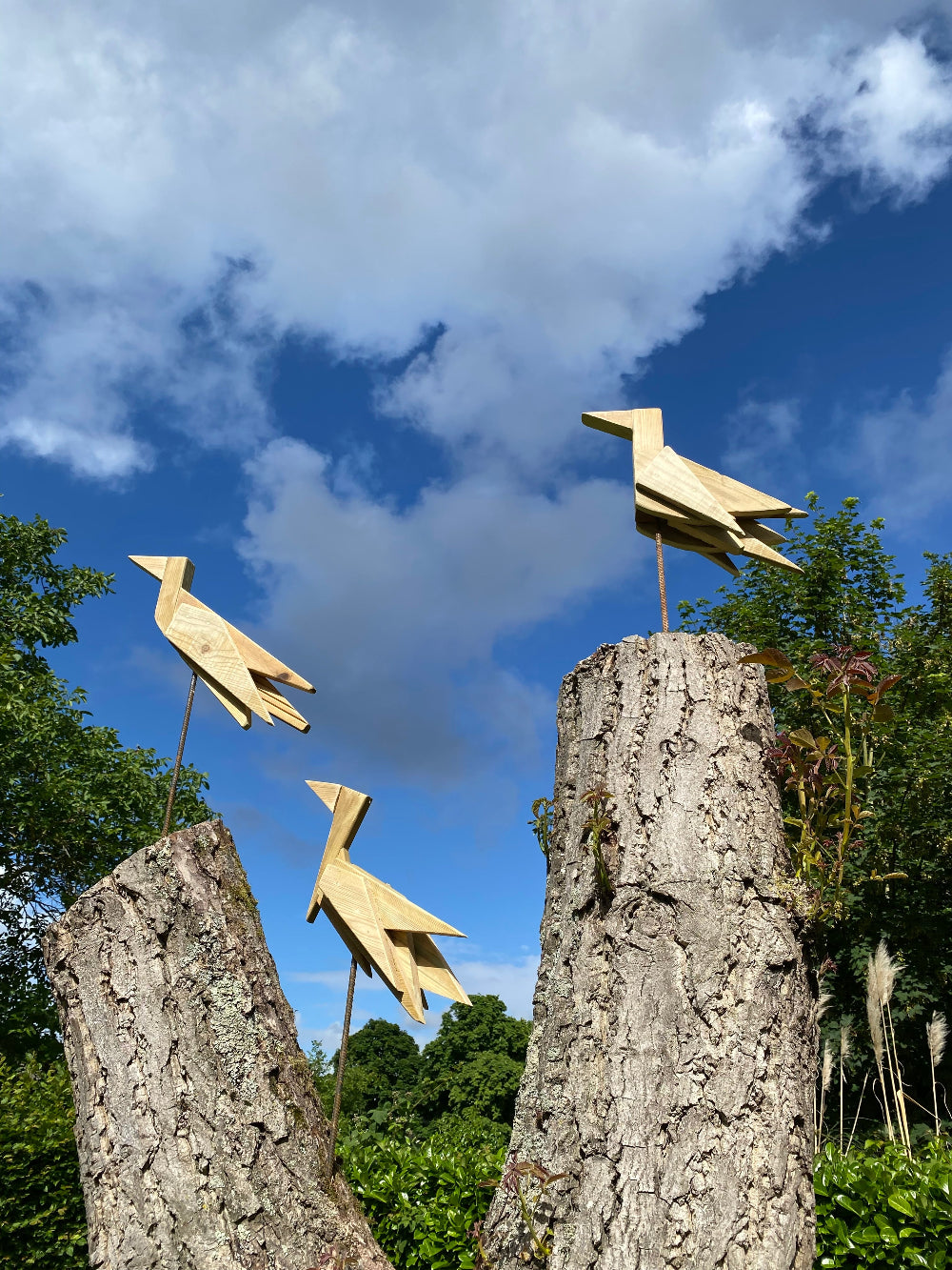 Détail des oiseaux en bois de L'Envol, création artistique sur mesure de Maxime Senlis