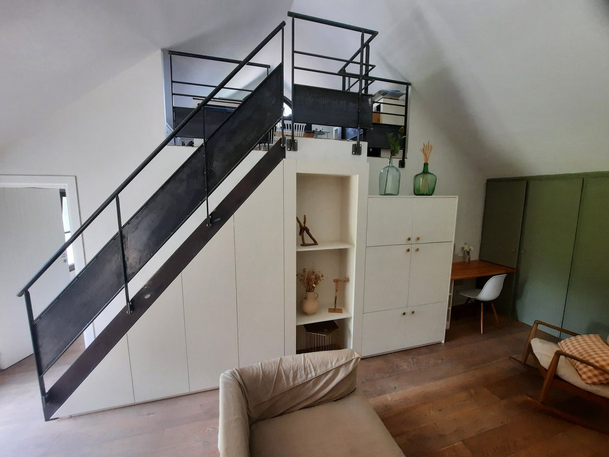 Aménagement sous escalier et bureau sur mesure