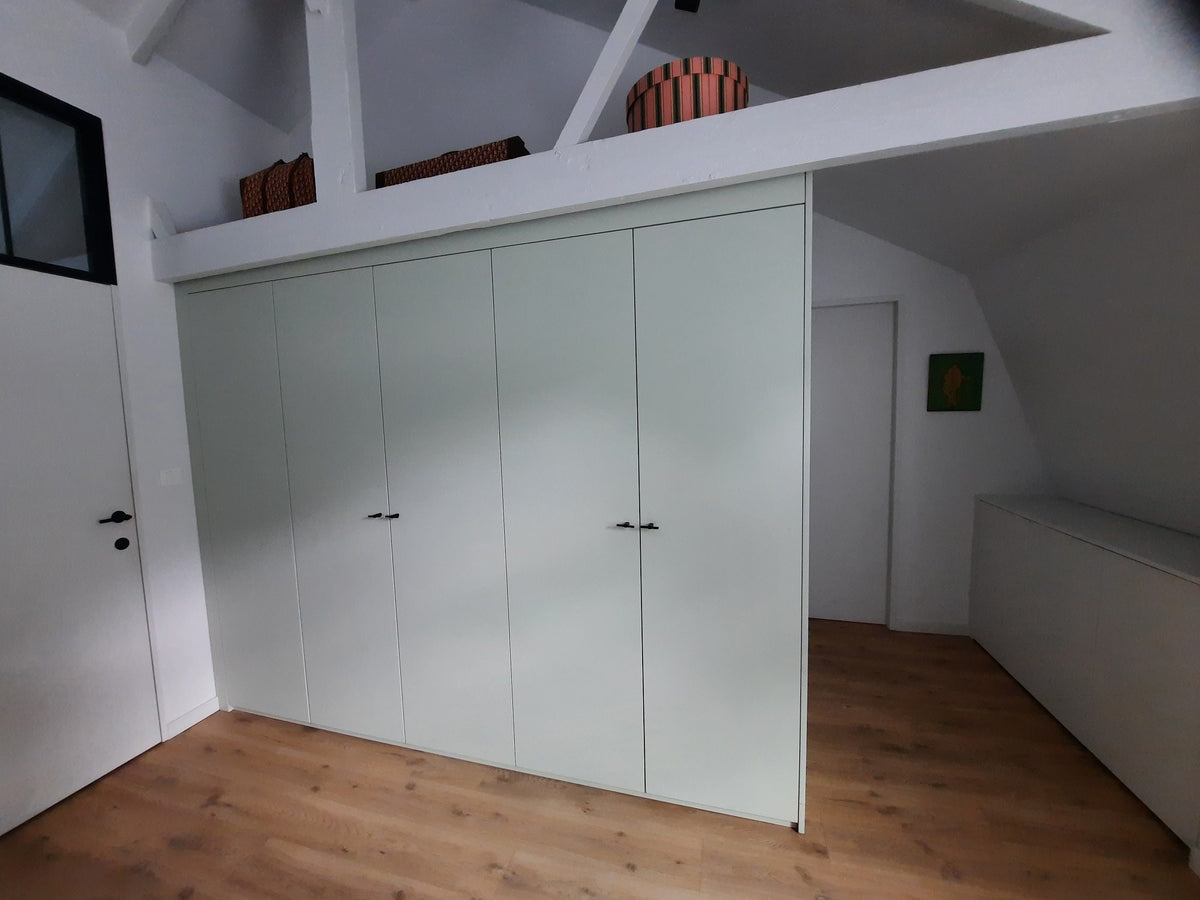 Dressing intégré cinq portes sous charpente apparente