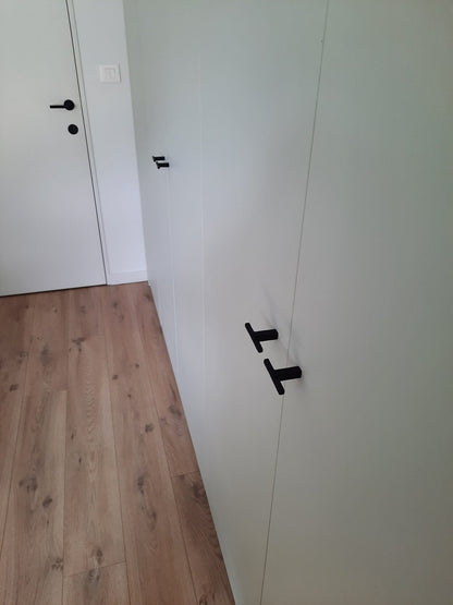 Poignées noires d'un dressing sur mesure intégré