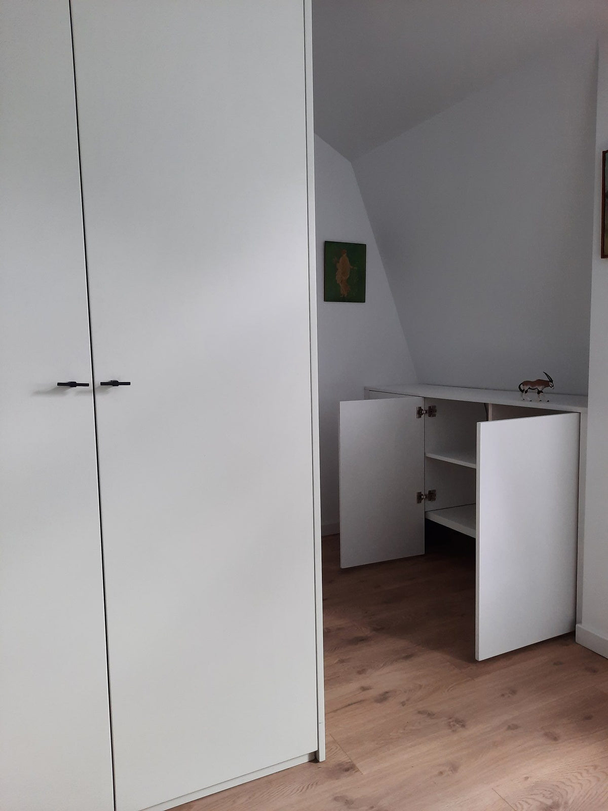 Rangement bas sur mesure sous rampant, portes ouvertes
