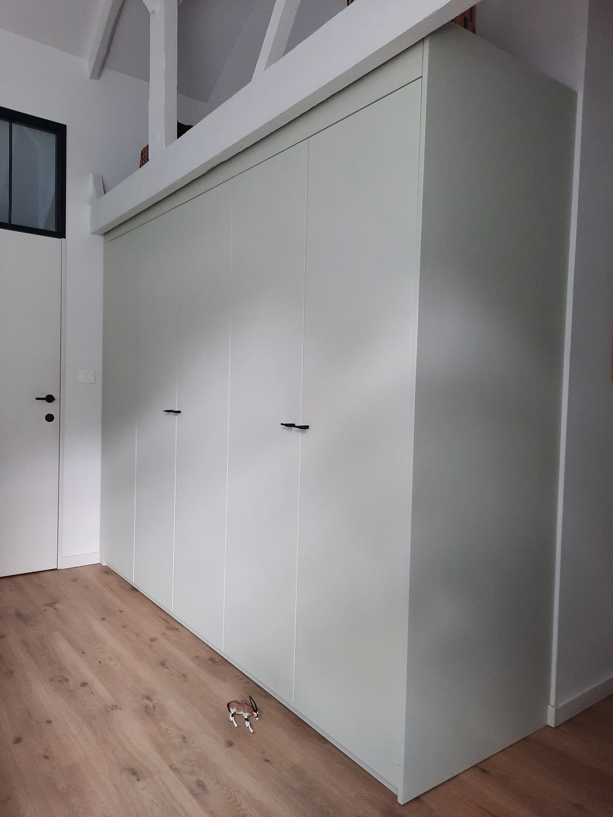 Dressing sur mesure toute hauteur vert sauge sous pente, Gruson