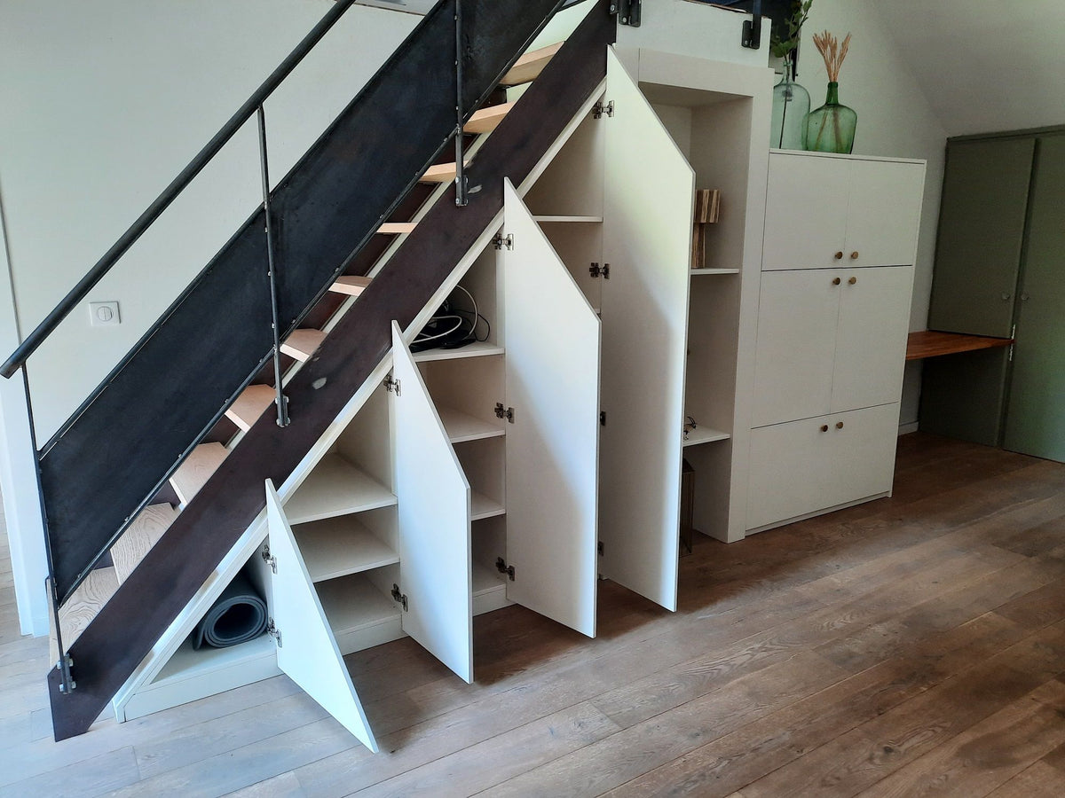 Aménagement sous escalier et bureau sur mesure